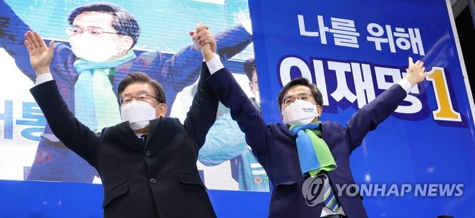 더불어민주당 이재명 상임고문과 새로운물결 김동연 대표. <사진=연합뉴스>