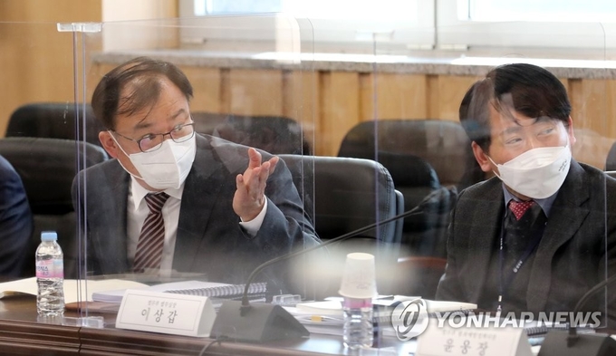 29일 오후 서울 종로구 삼청동 인수위원회에서 열린 법무부 업무보고에 참석한 주영환 법무부 기조실장(왼쪽)이 참석자 소개를 하고 있다. <사진-연합뉴스>