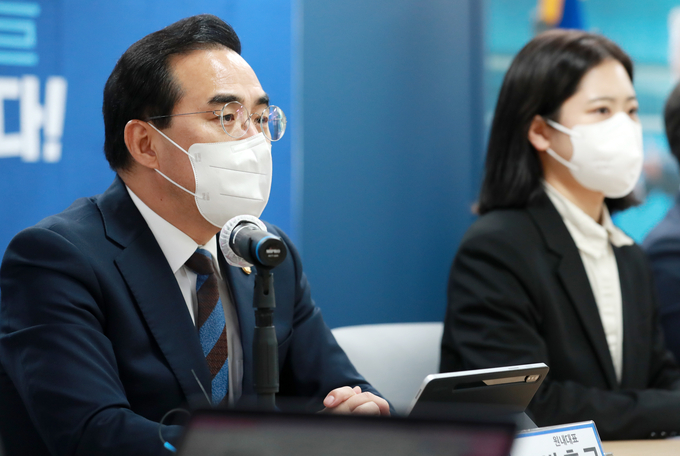 더불어민주당 박홍근 원내대표가 4일 부산광역시당에서 열린 비상대책위원회 회의에서 발언하고 있다 <사진=연합뉴스>