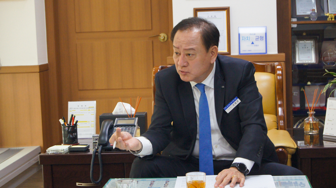 <폴리뉴스> 김능구 대표는 지난 3월 21일 마포구청에서 <베스트 단체장> 인터뷰로 유동균 마포구청장과 대담을 진행했다.