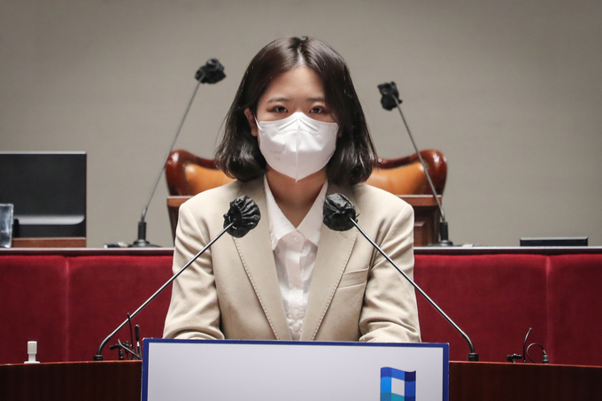박지현 공동비대위원장이 12일 국회 본청 예결위의장에서 열린 정책의총에서 '검수완박의 질서있는 철수' 입장을 밝혔다. ( ⓒ민주당 홈페이지)