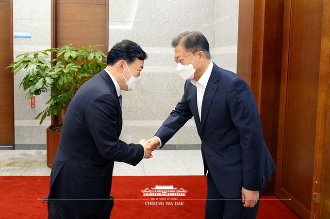 문재인 대통령이 18일 청와대 여민관에서 김오수 총장과 만나 '검수완박법'에 대한 검찰 의견을 듣는 자리를 가졌다.  ( ⓒ사진/청와대 제공)