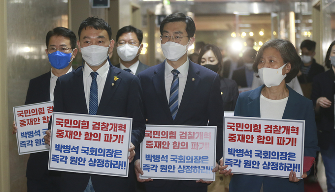 더불어민주당 김용민 의원(오른쪽 두 번째)이 25일 오후 서울 여의도 국회에서 검수완박 관련해 박병석 국회의장과 면담을 요청한 뒤 발언하고 있다. 2022.4.25 [국회사진기자단]<br></div>
 