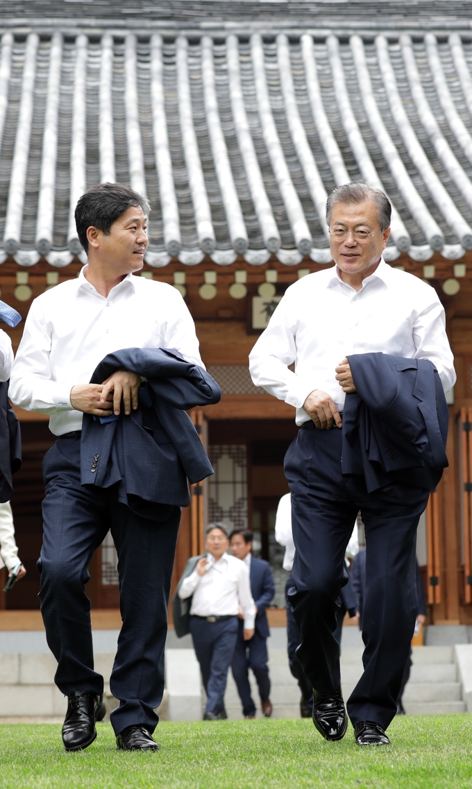 (좌) 김영배 의원 과 (우) 문재인 대통령 (사진출처:김영배 의원실)