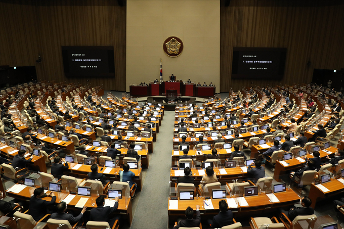 27일 오후 5시부터 시작된 본회의에서 '검수완박' 법안을 다루고 있다. (사진출처:연합뉴스)