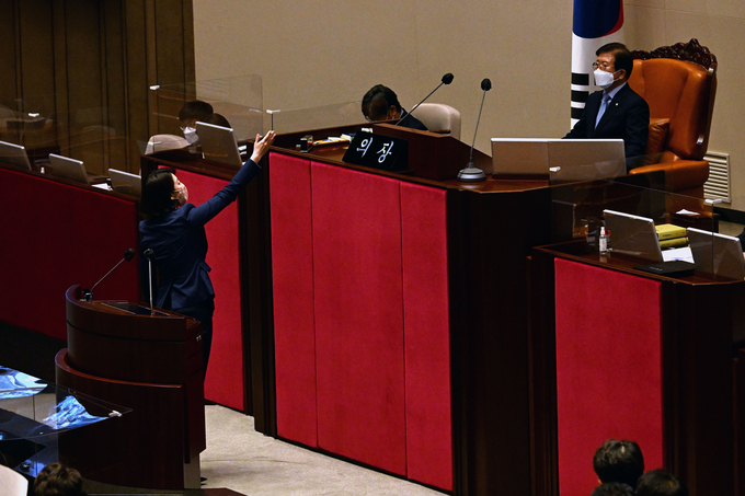 국민의힘 배현진 의원이 30일 오후 국회 본회의에서 의사진행 발언하던 중 뒤돌아서서 국회의장에게 항의하고 있다. <사진=공동취재단>