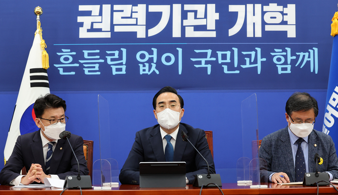(가운데) 박홍근 민주당 원내대표가 발언하고 있다. (사진출처:연합뉴스)