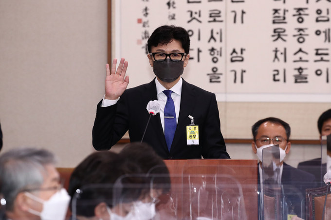 한동훈 법무부 장관 후보자가 9일 오전 국회에서 열린 인사청문회에서 선서하고 있다.  (사진출처:연합뉴스)