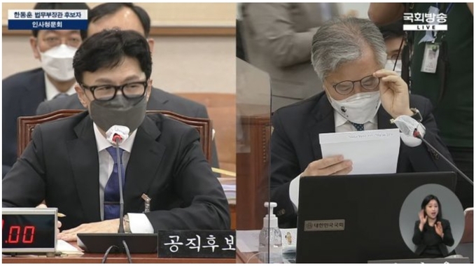 최강욱 의원이 노트북을 기증한 '한 아무개'가 누구냐고 묻자 한동훈 후보자는 '한국3M같다'며 확인해보라고 하자 최의원이 확인하고 있다. ( ⓒ국회방송 캡쳐)