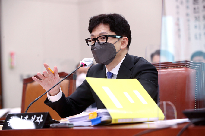 한동훈 법무부 장관 후보자가 9일 오후 국회에서 열린 인사청문회에서 의원질의에 답변하고 있다. (사진출처:연합뉴스)