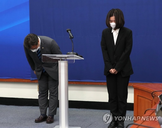 윤호중, 박지현 공동비대위원장이 박완주 의원 성비위 사건에 대해 대국민사과 기자회견을 열고 '감히 용서를 구할 엄두도 나지 않는다'며 대국민사과를 했다. ( ⓒ연합)