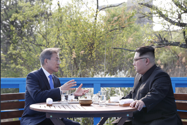 지난 2018년 4월 27일 판문점 도보다리에서 문재인 대통령과 북한 김정은 국무위원장이 대화를 나누고 있는 모습 ( ⓒ공동취재단)