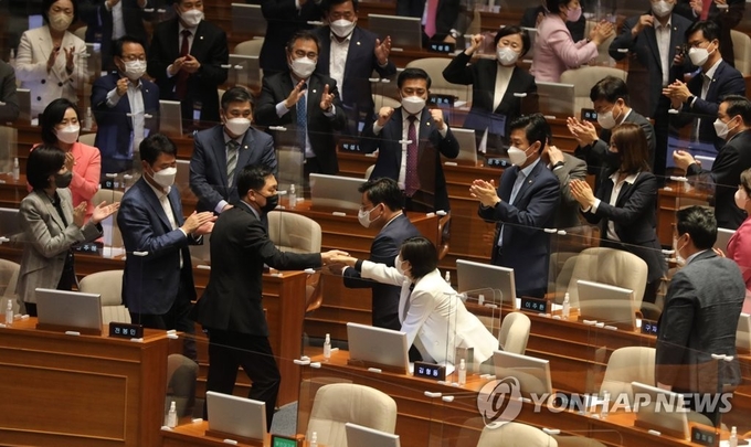 김기현 의원이 20일 국회 본회의에서 자신의 징계안에 대해 신상발언을 마친 후 국민의힘 의원들로 부터 박수와 환호를 받으며 본회의장을 퇴장했다. ( ⓒ연합)
