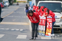  출근길 유권자들을 향해 공손히 인사하는 김소현후보<사진=배덕환기자>