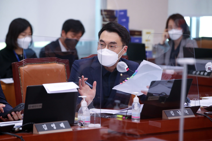 더불어민주당 김남국 의원이 9일 오후 국회에서 열린 한동훈 법무부 장관 후보자 인사청문회에서 질의하고 있다. (사진출처:연합뉴스)