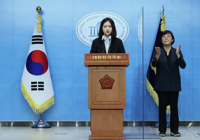 박지현 위원장이 24일 긴급 기자회견에서 '대국민 사과와 당 쇄신 입장'을 밝혔지만, 민주당은 '개인 의견'이라고 일축했다. ( ⓒ연합)