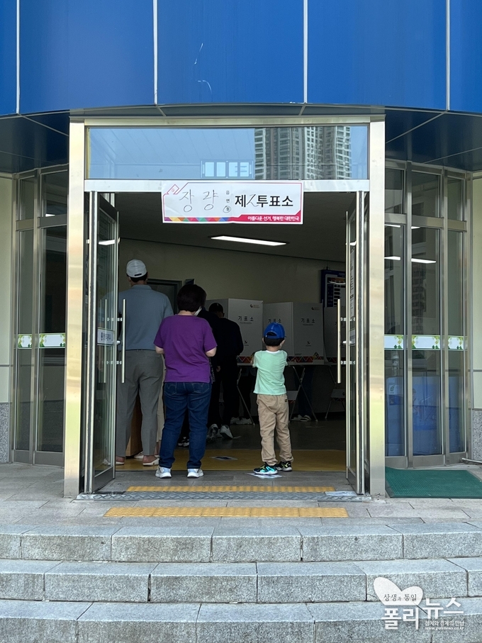 제8회 지방선거를 맞아 장량동 제2투표소인 포항장량초등학교에서 유권자들이 투표에 적극 참여하고 있다. <사진=정다원 기자>