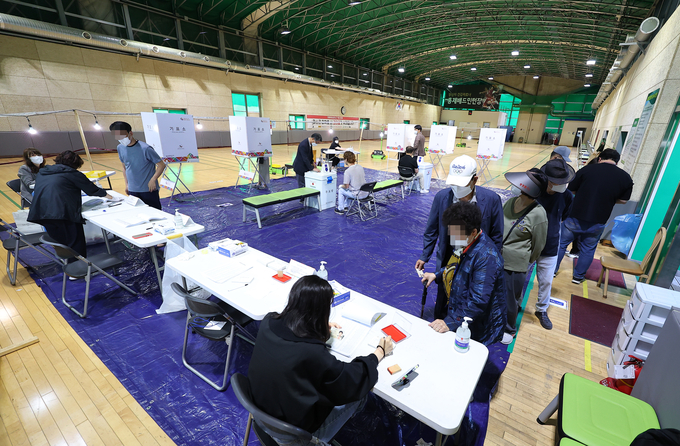제8회 전국동시지방선거일인 1일 오전 서울 서대문구의 실내배드민턴장에 마련된 투표소를 찾은 유권자들이 투표하고 있다. <사진=연합뉴스>