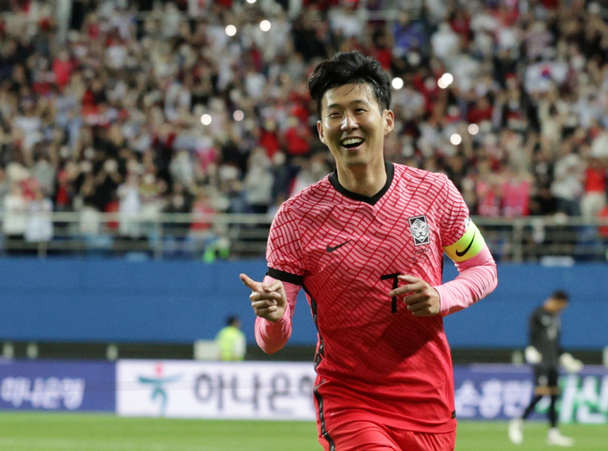 6일 한국 축구대표팀이 칠레와의 평가전에서 2-0으로 완승했다. 사진은 후반전 프리킥 쐐기골을 넣은 손흥민 선수[사진=연합뉴스 제공]