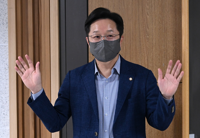 더불어민주당 강병원 의원이 9일 서울 여의도 국회의원회관에서 열린 재선의원 간담회가 비공개임을 알리고 있다. (사진출처:연합뉴스)