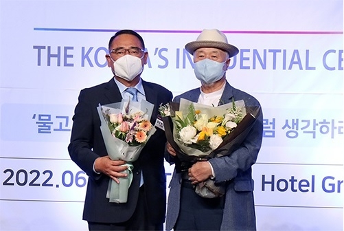 글로벌사이버대학교 이승헌 총장(오른쪽)이 9일 한국의 영향력 있는 지도자상 수상을 했다. (사진=글로벌사이버대학교)