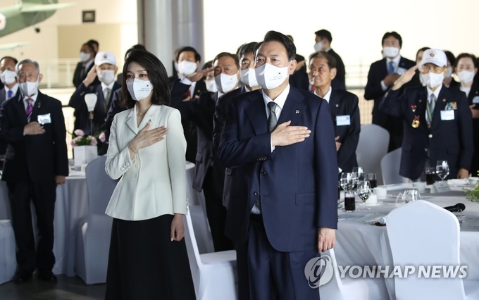 윤석열 대통령이 17일 김건희 여사와 함께 국가유공자와 보훈가족을 만났다. ( ⓒ연합)