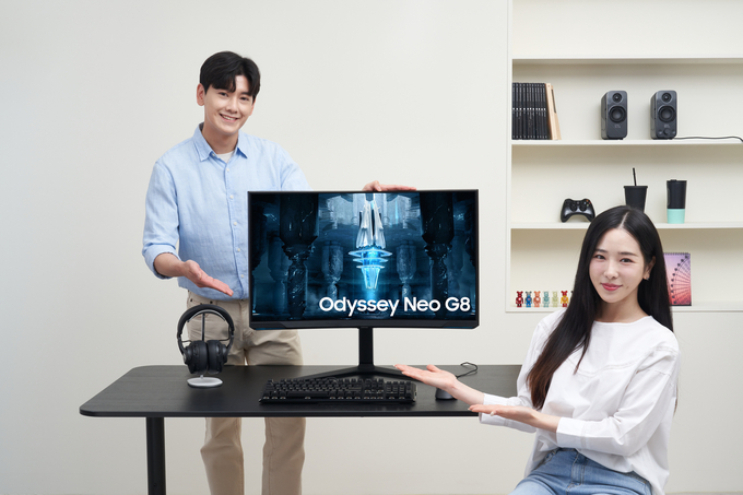 삼성전자 모델이 서울 시내 한 스튜디오에서 커브드 게이밍 모니터 신제품 '오디세이 네오 G8'을 선보이고 있다.