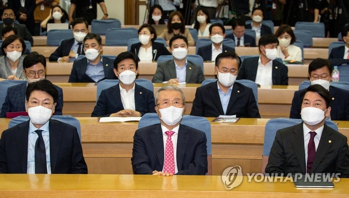대한민국 미래혁신포럼에서 (왼쪽부터) 장제원 의원, 김종인 전 국민의힘 비상대책위원장, 안철수의원이 참석해 자리에 앉아 있다.