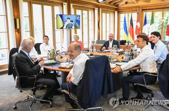 우크라이나 젤렌스키 대통령이 G7 정상회의에 참석하여 화상회의를 하고있다.