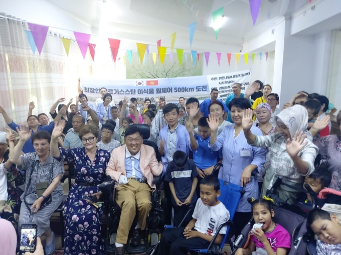 최창현 대표가 지난 1일 키르기스스탄 비슈케크 시립 장애인센터에서  장애학생들과 학부모, 교사 등을 대상으로 한 강연을 마친뒤 함께 기념촬영을 하고 있다. 