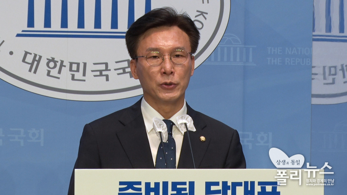5일 기자회견장에서 김민석 의원이 당대표 출마 선언문을 발표하고 있다. (사진제공:폴리뉴스 강경우 PD)