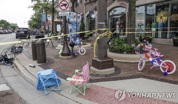 미국 시카고 교외 독립기념일 퍼레이드에서 총격사건 후 버려진 유모차와 의자 및 자전거