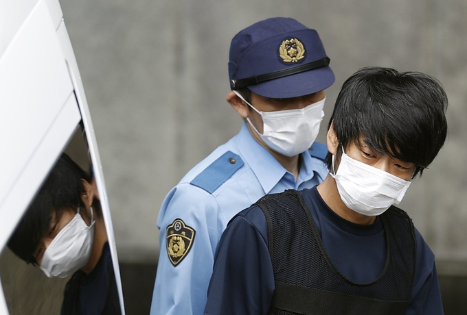 아베 신조 전 일본 총리에게 총을 쏴 숨지게 한 야마가미 데쓰야가 10일 오전 일본 나라 서부경찰서에서 검찰로 송치되며 모습을 드러내고 있다. (사진출처:연합뉴스)