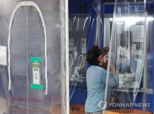 코로나19 유행이 확산세로 돌아선 가운데 12일 오전 서울 관악구 보건소 선별진료소에서 시민들이 검사를 받고 있다.