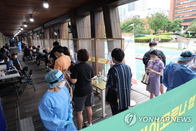 서울 송파구 보건소 선별진료서에 시민들이 줄을 서서 기다리고 있다.