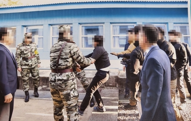 통일부는 지난 2019년 11월 판문점에서 탈북어민 2명을 북한으로 송환하던 당시 촬영한 사진을 12일 공개했다. <사진=통일부>
