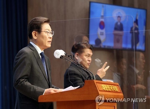  더불어민주당 이재명 의원이 17일 서울 여의도 국회 소통관에서 당대표 출마 기자회견을 하고 있다.[사진=연합뉴스]