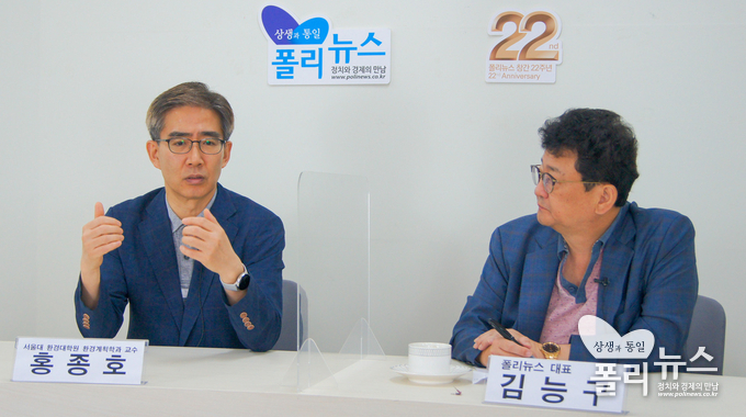 폴리뉴스 7월 스페셜 인터뷰에서 <폴리뉴스><폴리피플> 본지 발행인인 김능구 대표는 ‘기후위기 대응을 위한 에너지 전환 문제’에 대해 홍종호 서울대 환경대학원 교수와 인터뷰를 가졌다. 
