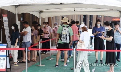 7월 19일 오전 서울 송파구 보건소 선별진료소에서 시민들이 검사를 기다리고 있다.