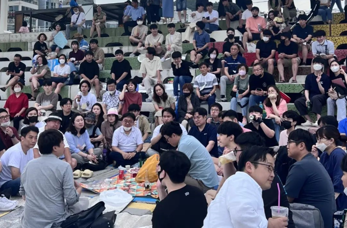 지난 17일 이준석 국민의힘 대표는 “부산 광안리 수변공원에서 무려 4시간이 넘게 당원들과 각자 가져온 음식을 먹으면서 정치와 정당에 대해 토론하고 이야기했다”며 사진을 공개했다. <사진=이준석 대표 페이스북>