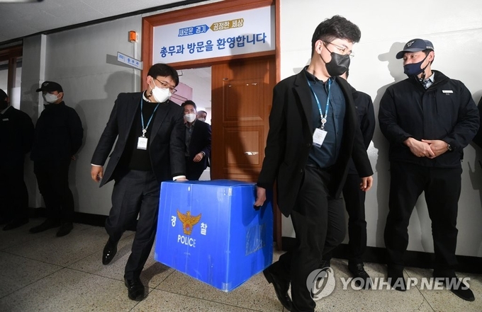 경찰, 김혜경씨 '법인카드 의혹' 관련 경기도청 압수수색