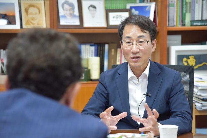 김능구 폴리뉴스 대표와 이원욱 더불어민주당 의원이 정국진단 인터뷰를 하고 있다. (사진:이원욱 의원식)