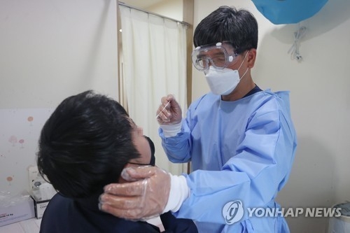 2일 오후 서울 시내의 한 병원에서 의사가 신속항원검사를 하고 있다.