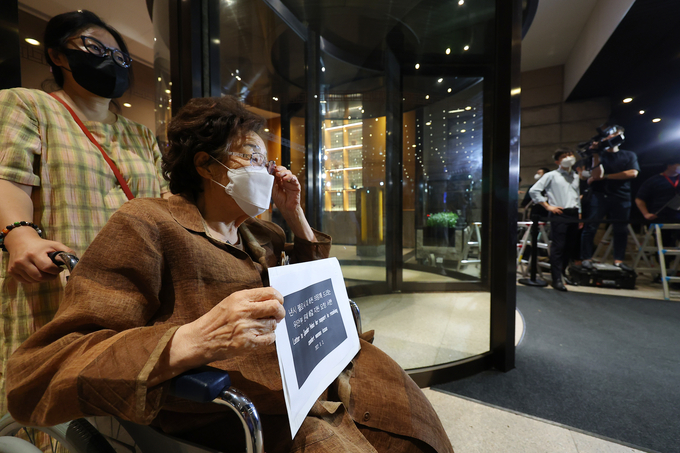 3일 밤 낸시 펠로시 미국 하원의장 일행 숙소로 사용되는 서울 시내의 한 호텔 앞에서 이용수 할머니가 펠로시 의장에게 일본군 '위안부' 문제 해결을 위한 지원 요청 서한 전달을 위해 기다리고 있다. <사진=연합뉴스>