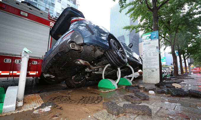 9일 오전 서울 서초구 진흥아파트 앞 서초대로 일대에서 전날 내린 폭우에 침수됐던 차량이 모습을 드러내고 있다. 출처=연합뉴스 