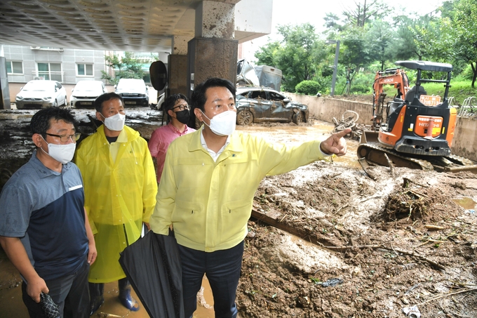 오세훈 서울시장이 9일 서울 구로구 개봉동에서 전날 내린 폭우로 산사태가 발생한 현장을 점검하고 있다. 2022.8.9 (사진출처:연합뉴스)