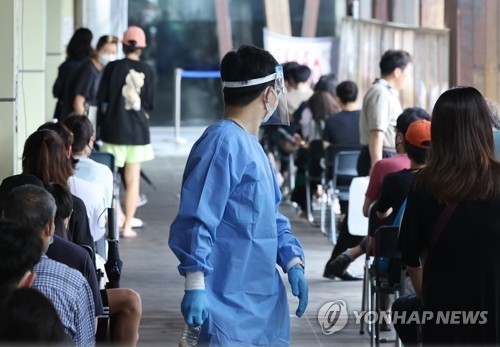 10일 서울 송파구 보건소 코로나19 선별진료소를 찾은 시민들이 검사를 받기 위해 차례를 기다리고 있다.