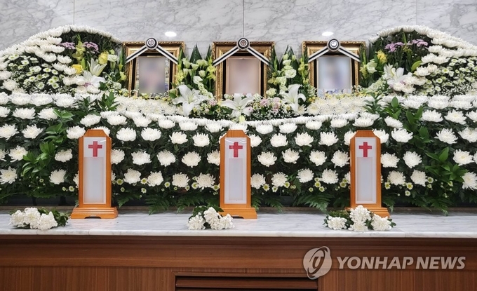 지난 8일부터 이틀간 이어진 폭우로 목숨을 잃은 서울 관악구 신림동 반지하 주택의 가족들의 빈소가 10일 여의도 성모병원 장례식장에 차려졌다. 2022.8.10