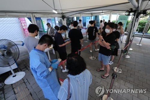 코로나19 재유행이 지속되고 있는 가운데 18일 오전 서울 용산구보건소 선별진료소에서 피검자들이 줄을 서 있다. 2022.8.18