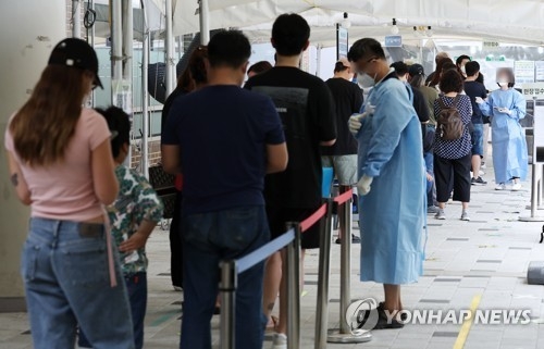 19일 서울 마포구 보건소 코로나19 선별진료소를 찾은 시민들이 검사를 받기 위해 차례를 기다리고 있다. 2022.8.19